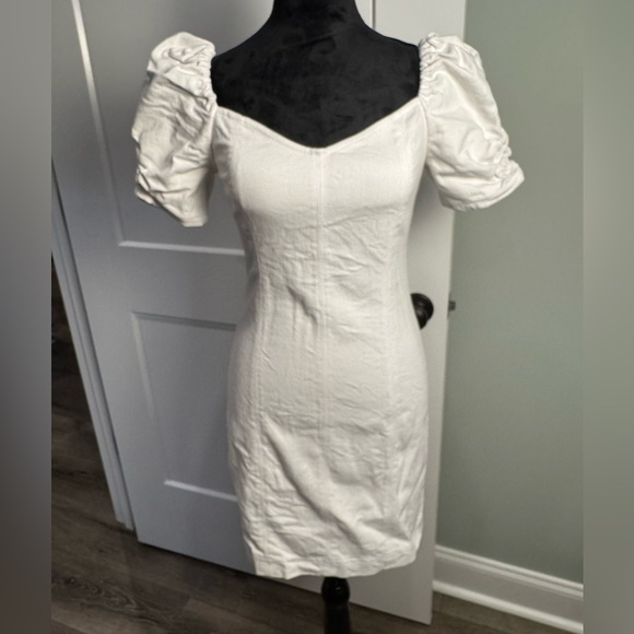 ALICE + OLIVIA Mimi Puff-Sleeve Denim Minidress white square sweetheart neck - Picture 3 of 13